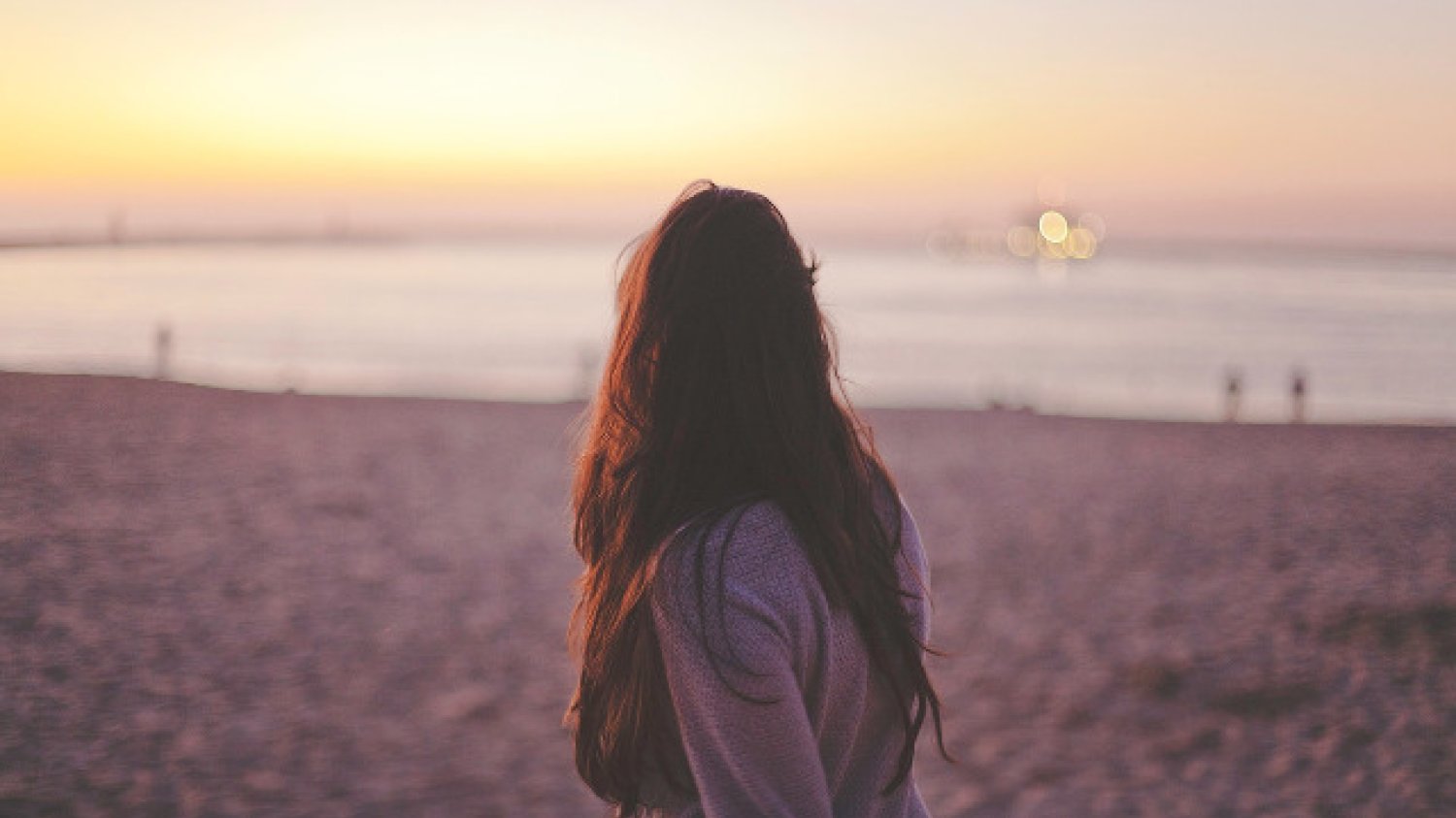 Fot. Pixabay / [url=https://pixabay.com/pl/zachód-słońca-kobieta-beach-1081739/]unsplash[/url] / [url=https://pixabay.com/pl/service/terms/#usage]CC0 Public Domain[/url]