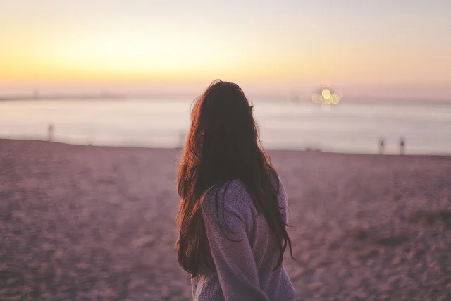 Fot. Pixabay / [url=https://pixabay.com/pl/zachód-słońca-kobieta-beach-1081739/]unsplash[/url] / [url=https://pixabay.com/pl/service/terms/#usage]CC0 Public Domain[/url]