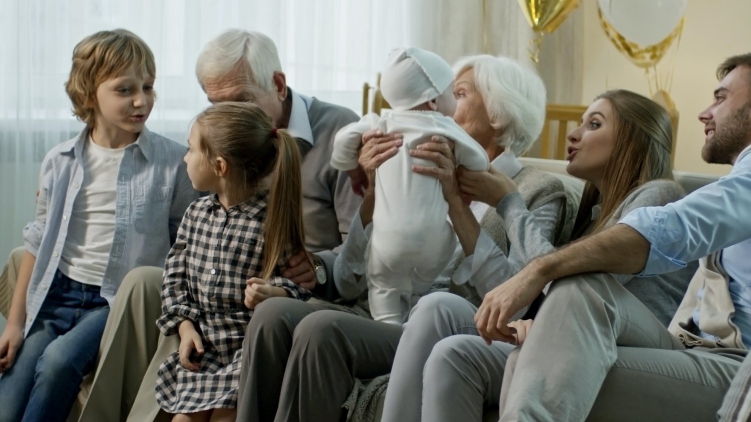 Toksyczna rodzina – w jaki sposób się od niej odciąć Na zdjęciu widać dalszą rodzinę siedzącą na kanapie