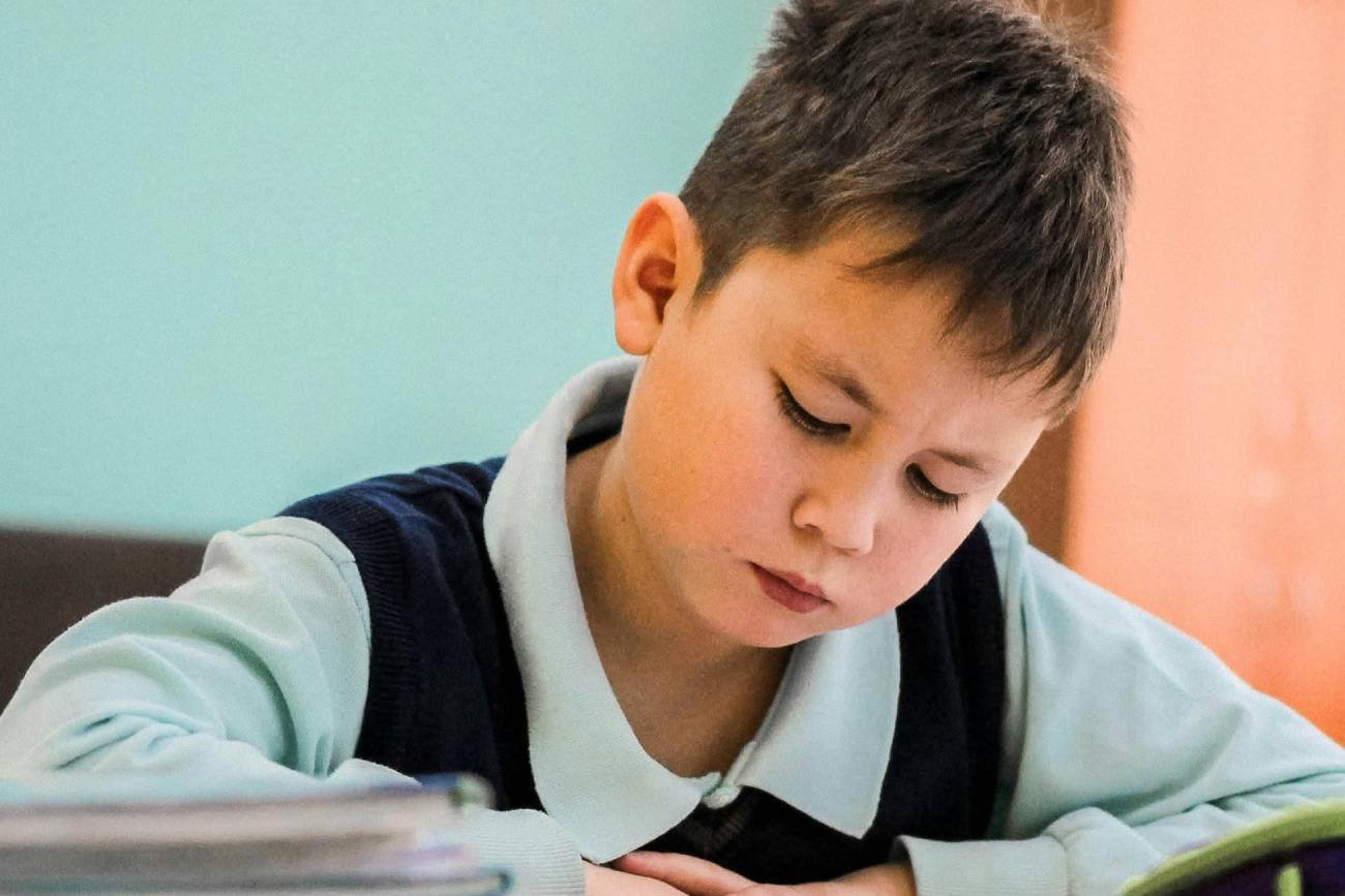 "Kupili nauczycielce złoty łańcuszek. Moje dziecko boi się do niej choćby odezwać"