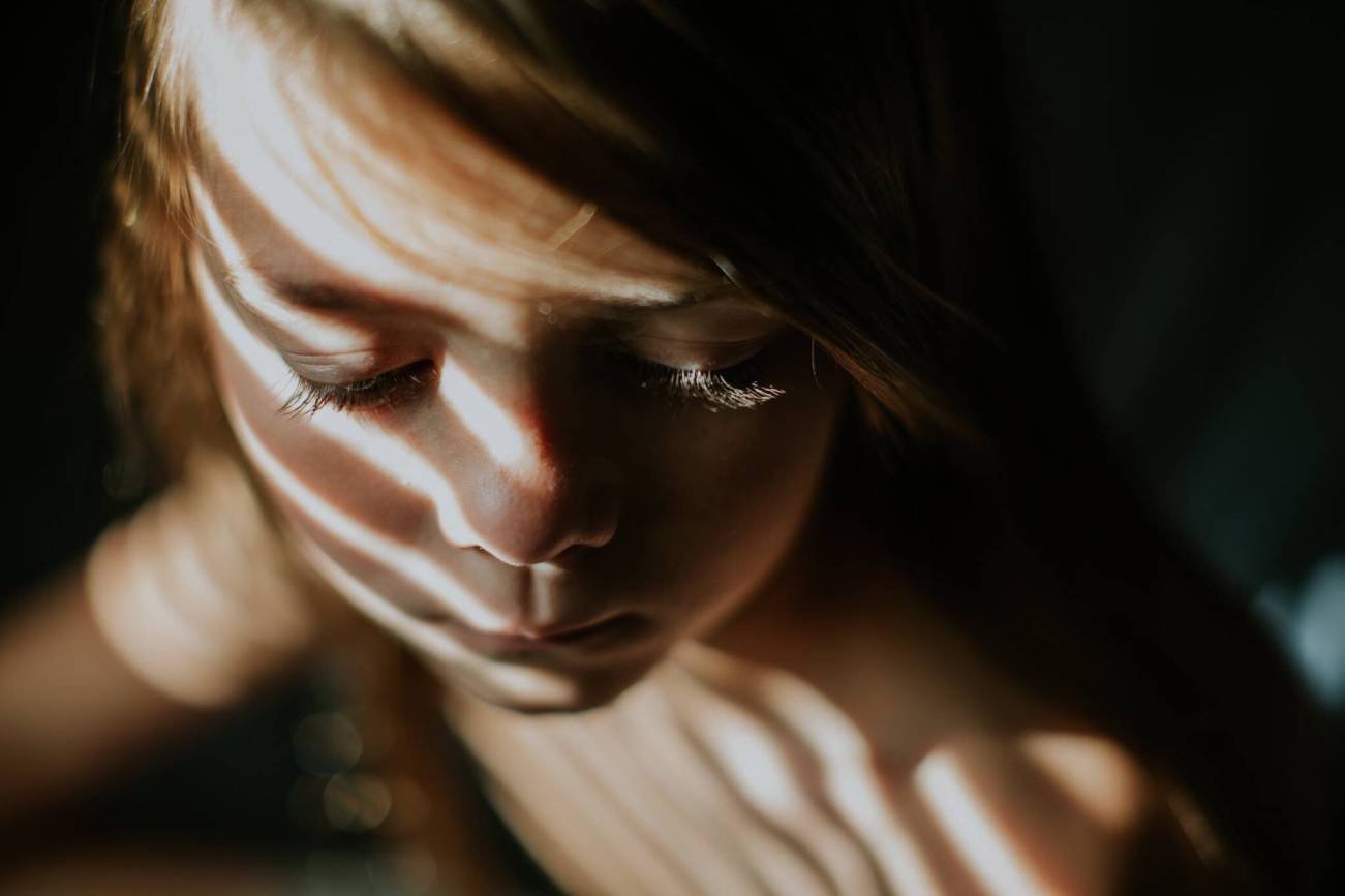 Kilkuletnie dziecko w promieniach słońca