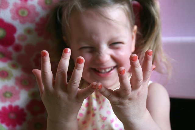 Małe dziewczynki chcą być jak dorośli. Czy można uszczęśliwić dziecko lakierem do paznokci?