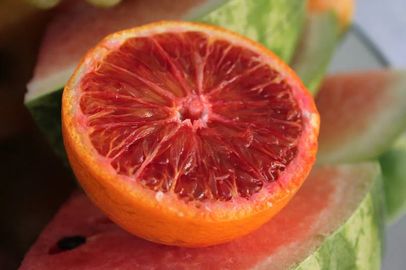 Czerwone pomarańcze, pomarańcze i grejpfruty można zjadać w formie owoców lub wyciskać z nich soki. 200 ml soku to także jedna porcja owoców!