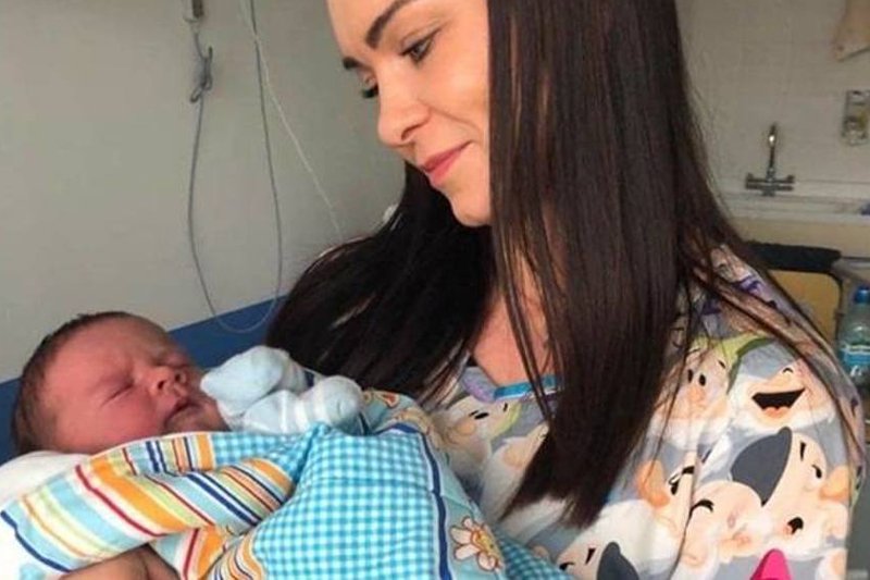 Na zdjęciu Pawełek z pielęgniarką Kasią, także ratowniczką na SOR