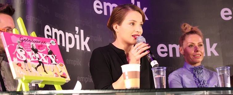 Anna Dereszowska czyta fragmenty naszej książki podczas autorskiego spotkania w Warszawie