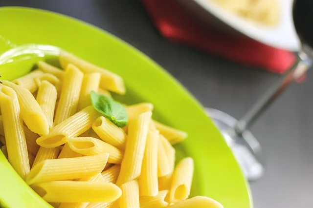 Fot. Pixabay /[url=http://pixabay.com/pl/rigatoni-makaron-%C5%BCywno%C5%9Bci-posi%C5%82ek-569072/]JESHOOTS[/url] / [url=http://bit.ly/CC0-PD]CC0 Public Domain[/url]