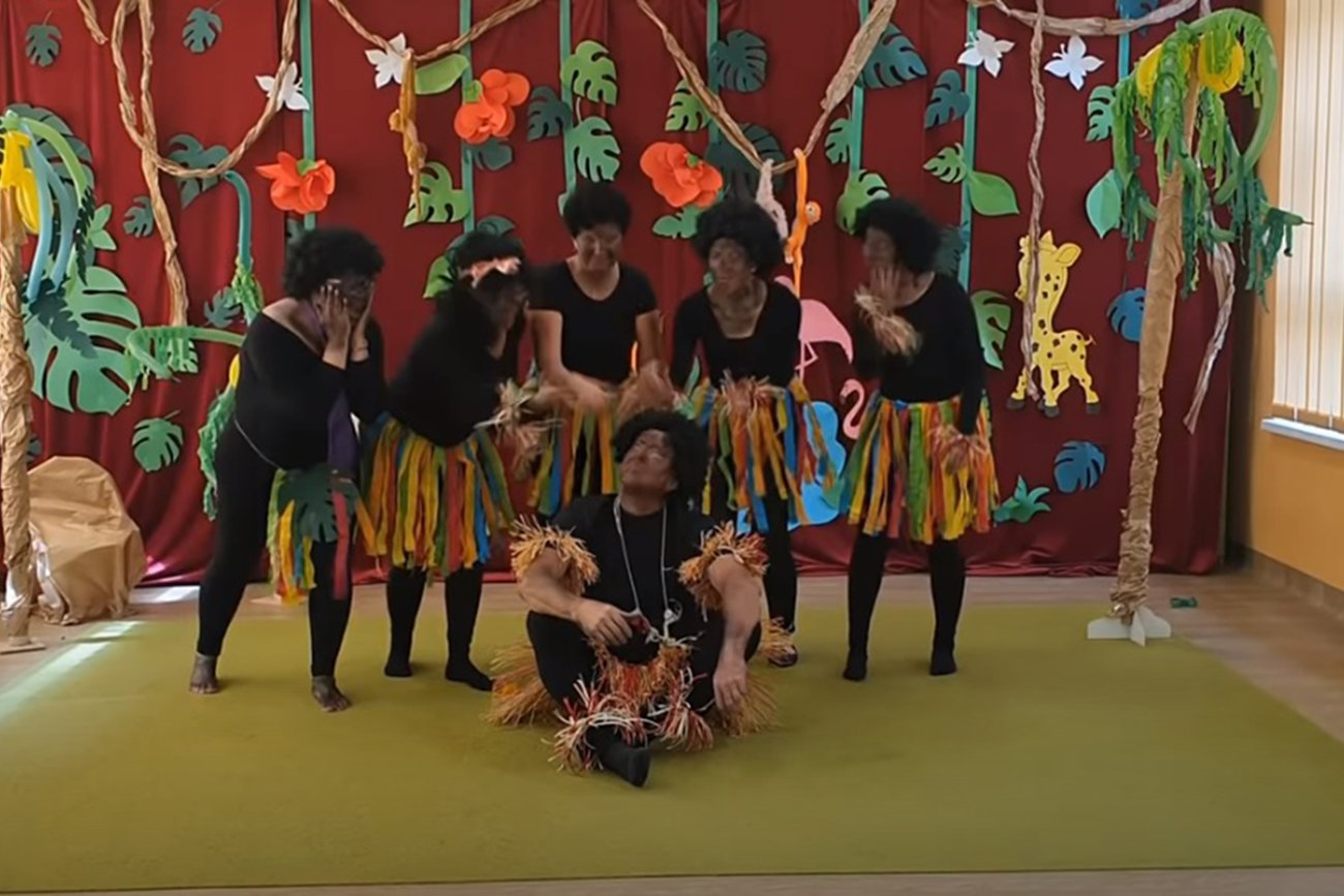 Nauczyciele z przedszkola przygotowali inscenizację "Murzynka Bambo"