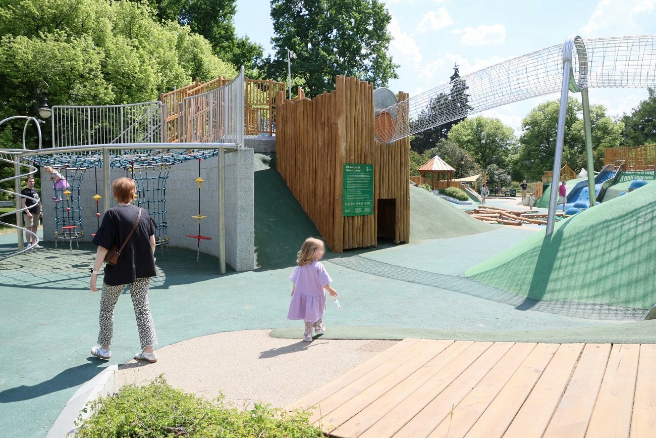 Babcia nie chce kupować wnukom prezentów. Twierdzi, iż ma istotny powód