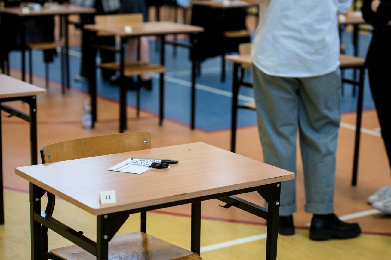Ławki i krzesła przygotowane na egzamin ósmoklasisty
