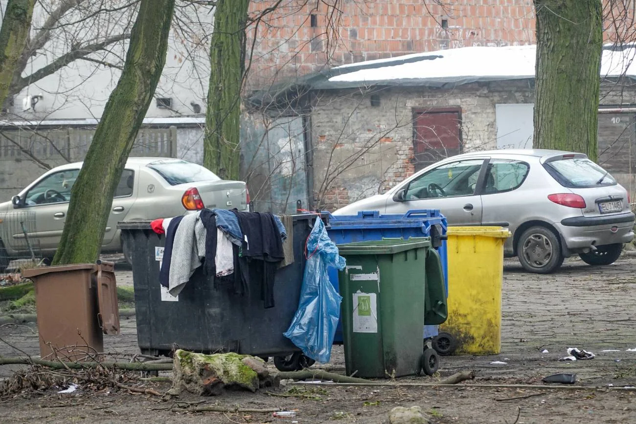 Kontenery na śmieci pełne ubrań. Kontenery na śmieci pełne ubrań.
