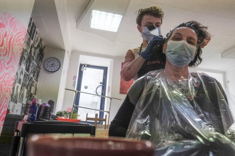 Minister o otwarciu salonów fryzjerskich i kosmetycznych