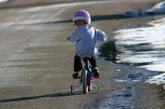Fot. Pixabay/[url=https://pixabay.com/pl/rower-dziewczyna-rowerowych-dziecko-14863/]PublicDomainPictures[/url] / [url=http://bit.ly/CC0-PD]CC0 Public Domain[/url]