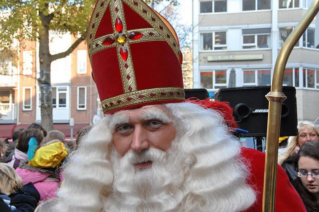 Na ulicach coraz rzadziej spotyka się Mikołaja w tradycyjnym stroju biskupa.