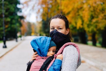 kobieta z małym dzieckiem kobieta z dzieckiem