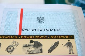 szkolne świadectwo z czerownym paskiem