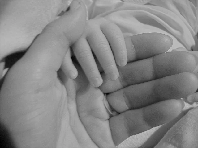 Fot. Pixabay / [url=http://pixabay.com/en/mother-baby-hands-birth-love-15522/]PublicDomainPictures[/url] / [url=http://pixabay.com/en/service/terms/#download_terms]CC0 Public Domain[/url]