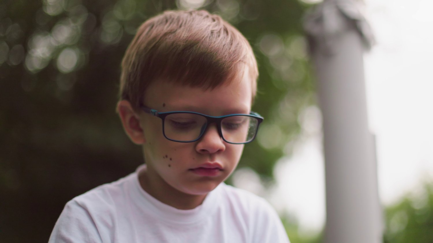 Jeśli twoje dziecko zaczyna unikać szkoły, nie pytaj "dlaczego". Zapytaj "kto"