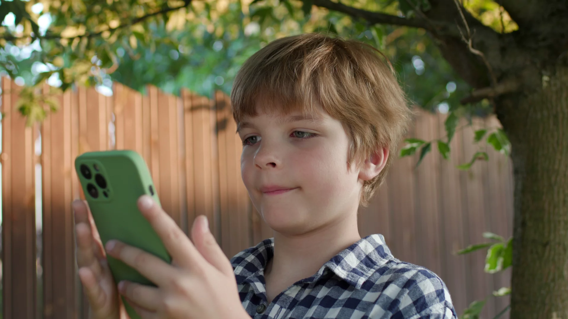 chłopak z telefonem chłopak z telefonem