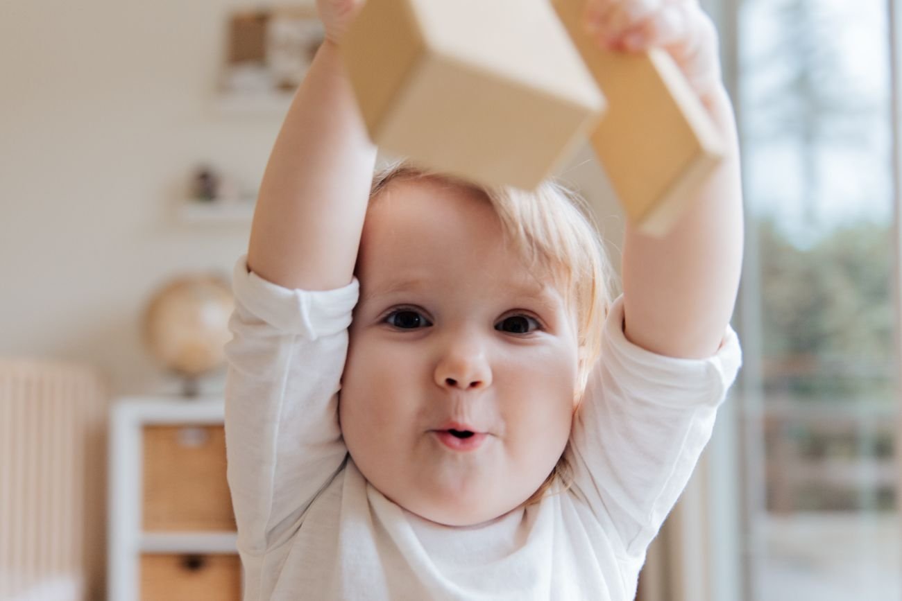 wczesne objawy autyzmu u dziecka można pomylić z zabawą