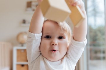 wczesne objawy autyzmu u dziecka można pomylić z zabawą
