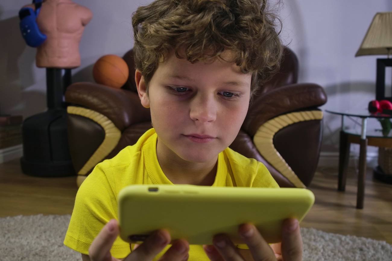 Dajemy dzieciom telefony, a potem dziwimy się depresji. Nowe badania nie pozostawiają złudzeń