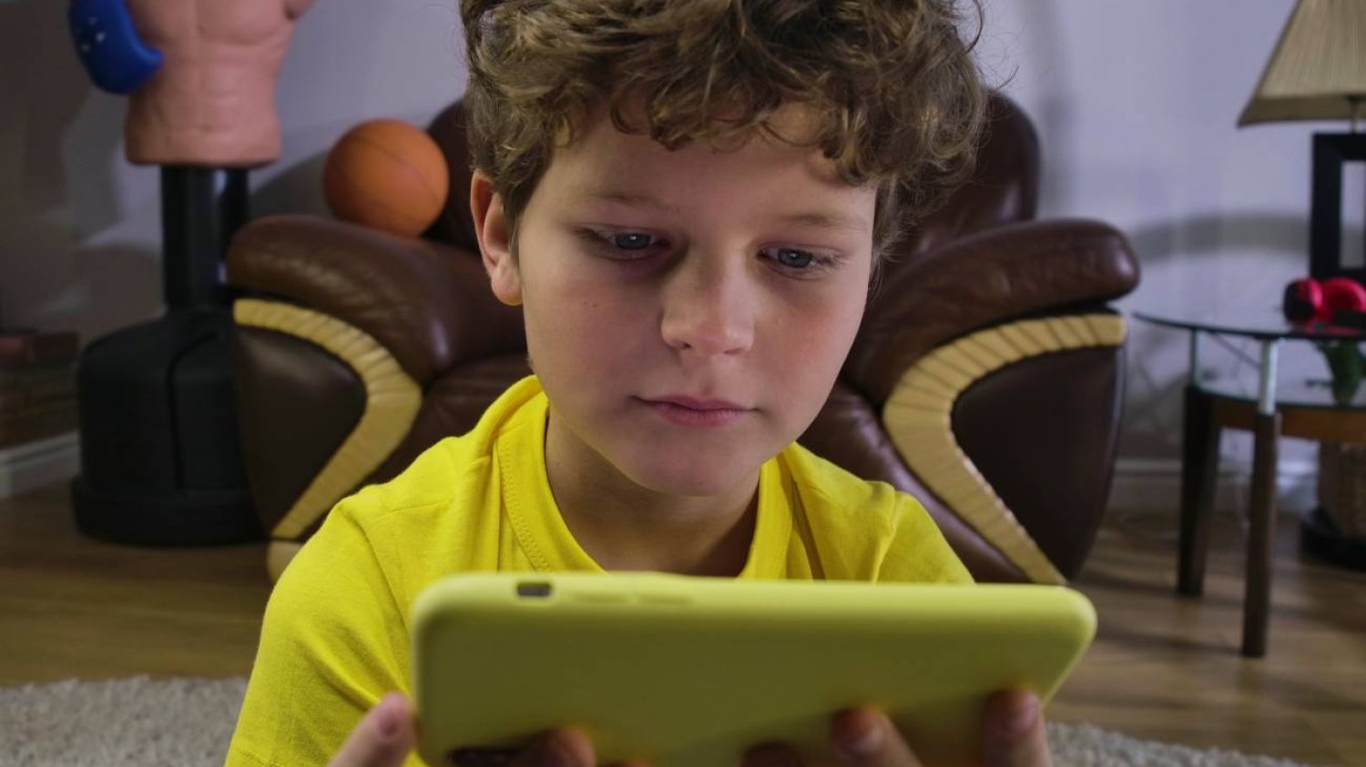 chłopiec patrzy w ekran smartfona chłopiec patrzy w ekran smartfona