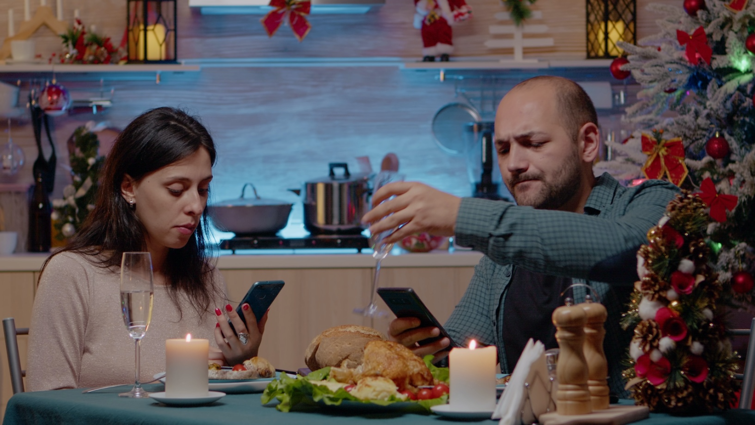 Telefon przy stole to przykra lekcja dla dziecka. Święta pokazują, komu naprawdę poświęcamy uwagę