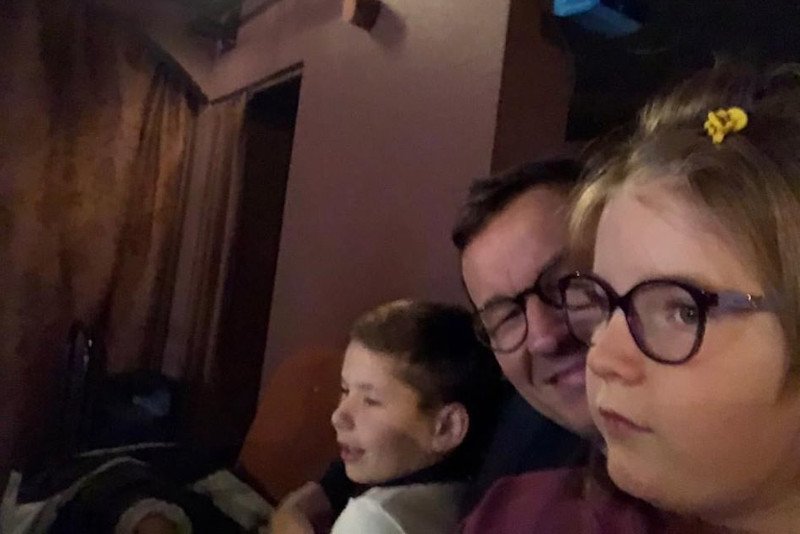 Premier Mateusz Morawiecki w Teatrze z dziećmi na mikołajkowym spektaklu