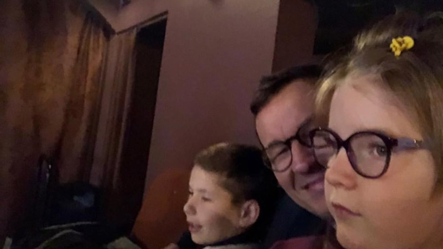 Premier Mateusz Morawiecki w Teatrze z dziećmi na mikołajkowym spektaklu