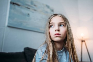 Dziewczynka zmęczona i sfrustrowana tkwieniem w polskim systemie edukacji.