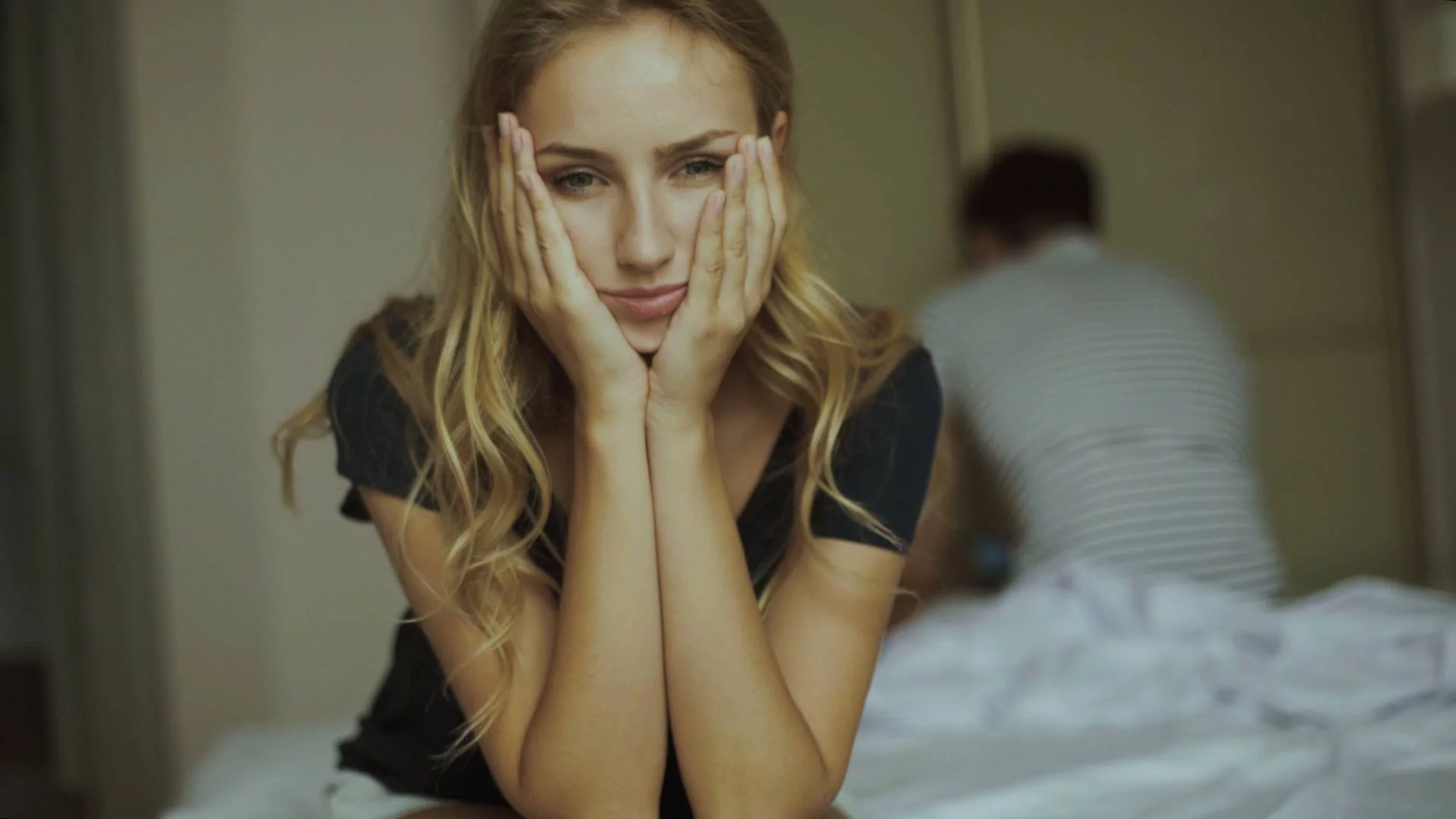 Wychowano nas na strachu przed "wpadką". Skutki tego millenialsi odczuwają do dziś