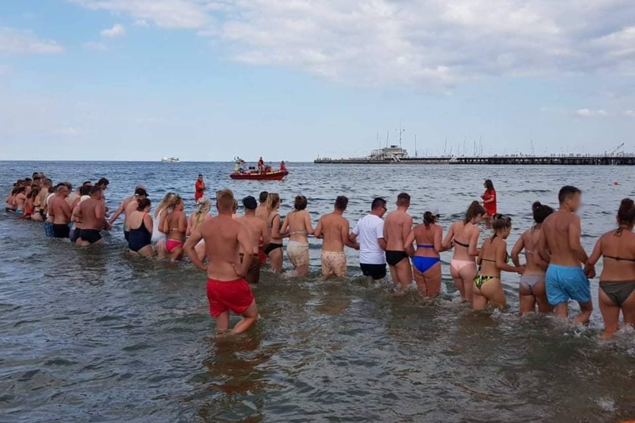 "Łańcuch życia" na plaży w Sopocie