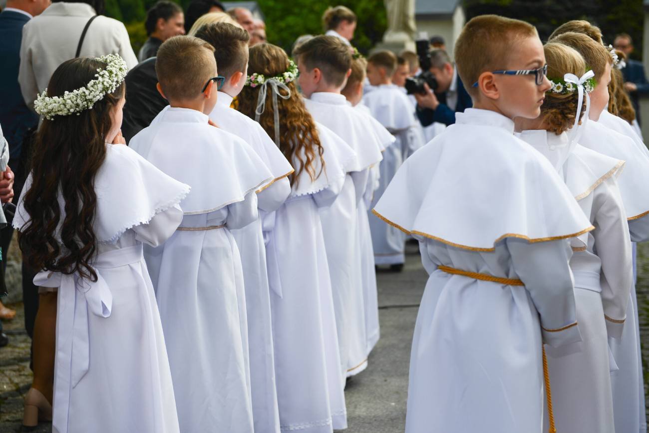 Dzieci przystępujące do Pierwszej Komunii Świętej otrzymują życzenia i prezenty