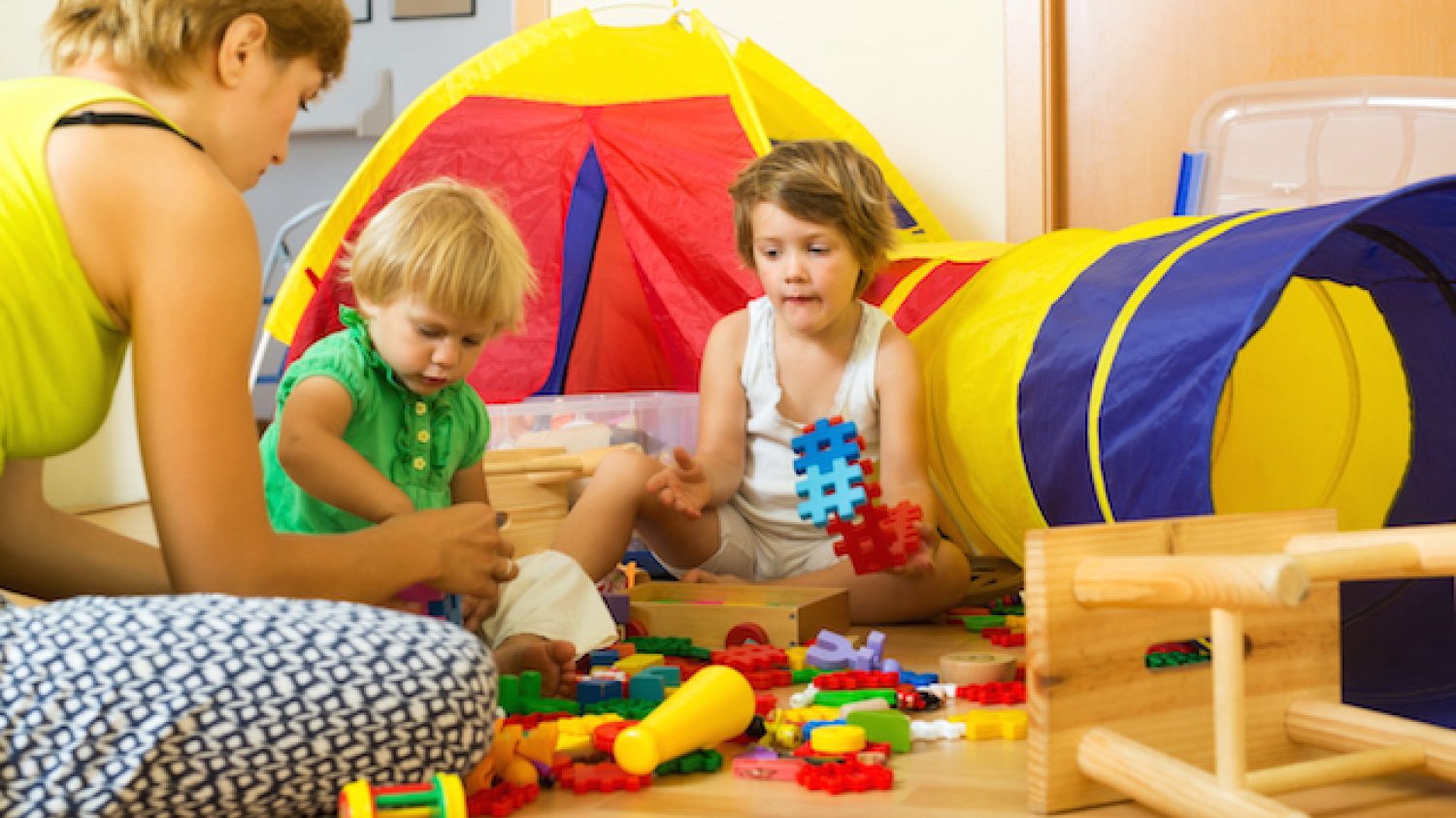 Fot. [url=http://www.shutterstock.com/pic-341832026/stock-photo-young-mother-and-children-playing-with-toys-in-home.html?src=csl_recent_image-1] Iakov Filimonov[/url]/ Shutterstock