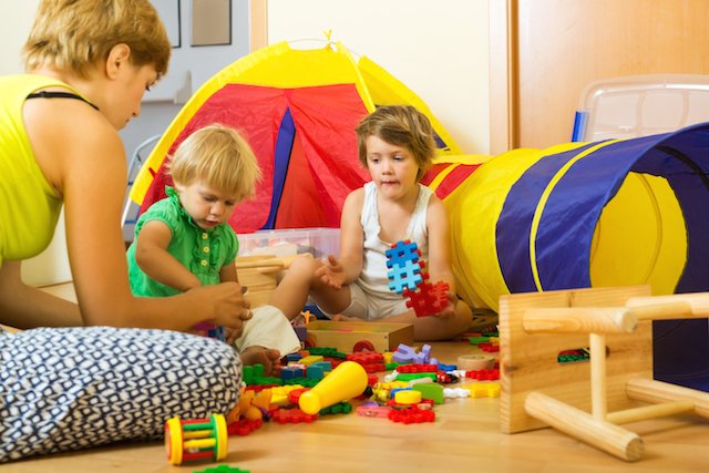 Fot. [url=http://www.shutterstock.com/pic-341832026/stock-photo-young-mother-and-children-playing-with-toys-in-home.html?src=csl_recent_image-1] Iakov Filimonov[/url]/ Shutterstock