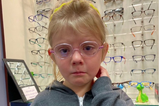 Olivia na szczęśliwą nie wygląda. Skądś to znasz?