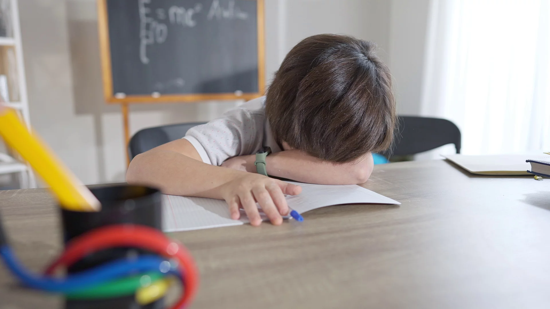 smutne dziecko w szkole smutne dziecko w szkole