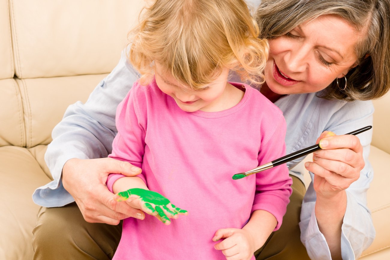 Jak legalnie zatrudnić nianię i kontrolować pracę? Prawniczka wyjaśnia, umowa o pracę dla niani, umowa uaktywniająca, niania