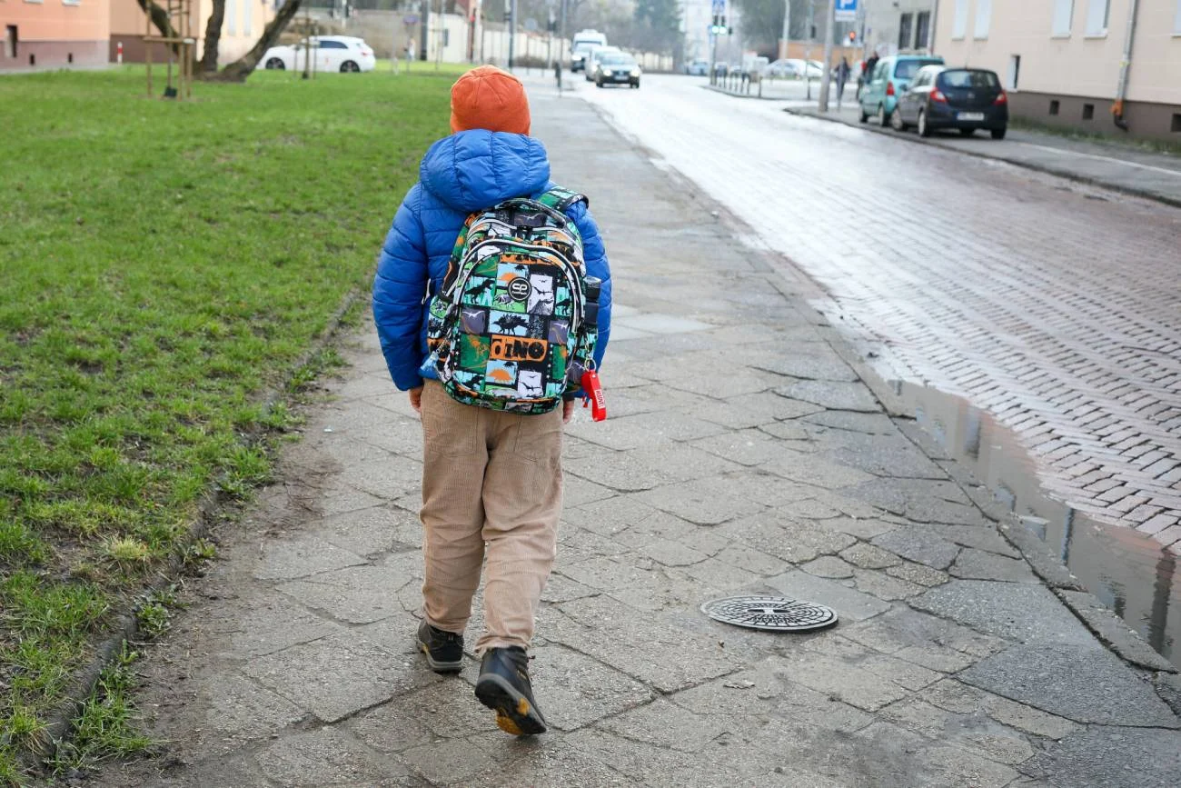 Uczeń sam wraca ze szkoły do domu.