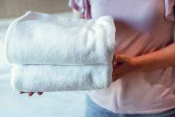 nastolatka trzyma białe ręczniki nastolatka trzyma ręczniki