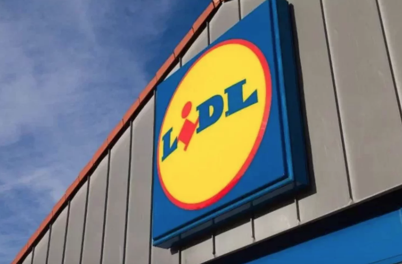 Ta lniana sukienka z Lidla to prawdziwy hit na lato. Koleżanki zzielenieją z zazdrości