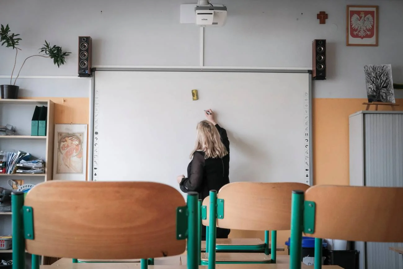 nauczycielka na lekcji przyrody pisze na tablicy