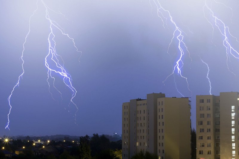 W czasie burzy powinno zachować się parę środków ostrożności.