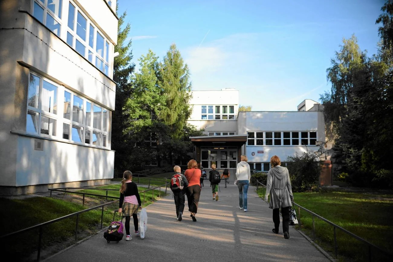 rodzice idą na wywiadówkę