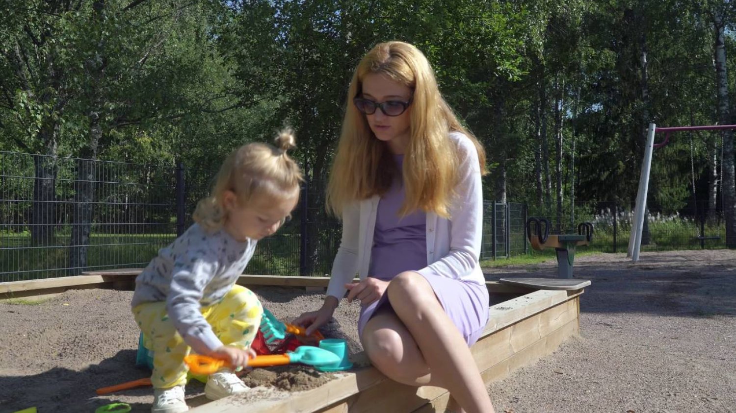 mama z córką bawi się w piaskownicy na placu zabaw