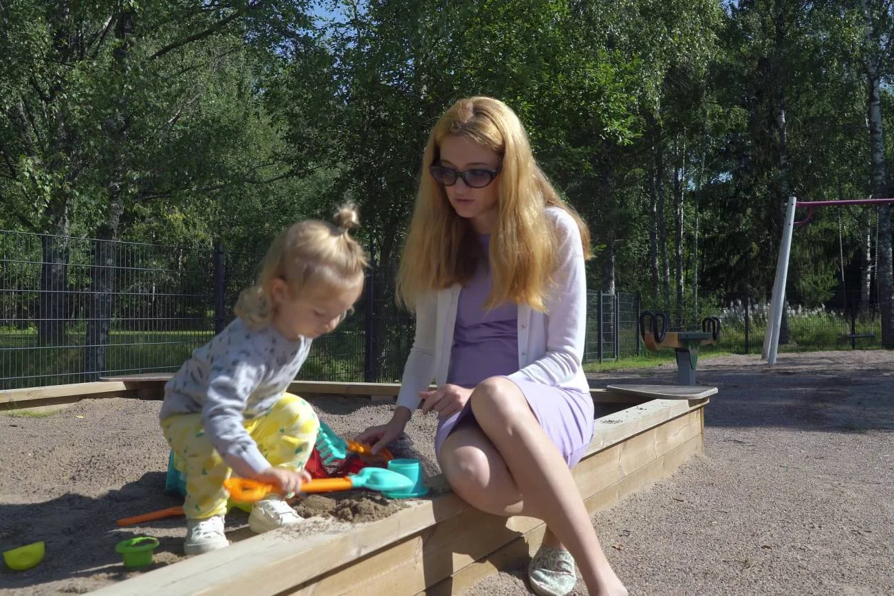 mama z córką bawi się w piaskownicy na placu zabaw mama z córką bawi się w piaskownicy na placu zabaw