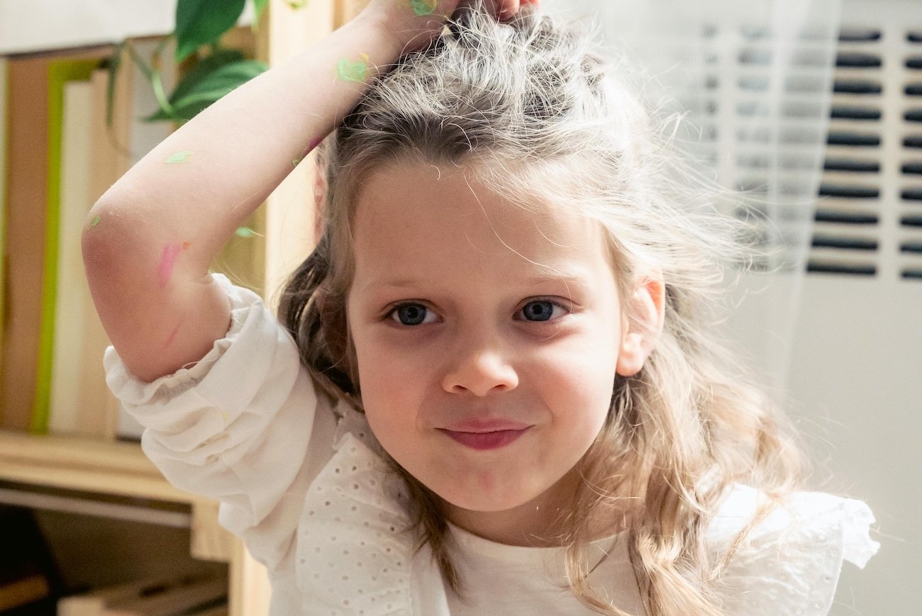 5 metod na to, by nie zniszczyć poczucia własnej wartości u dziecka. "Doceniaj autentycznie"