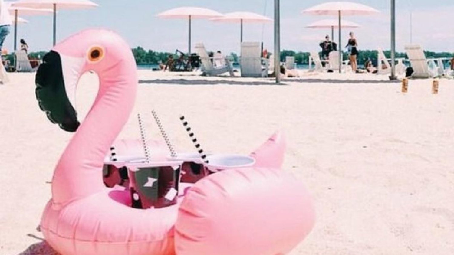 Dmuchane flamingi i jednorożce będą w tym sezonie królować na plażach