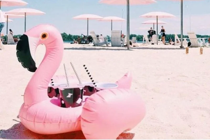 Dmuchane flamingi i jednorożce będą w tym sezonie królować na plażach