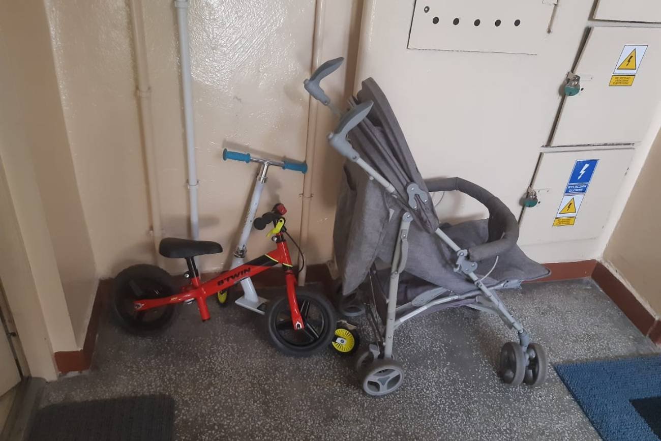 Rower dziecięcy na klatce schodowej